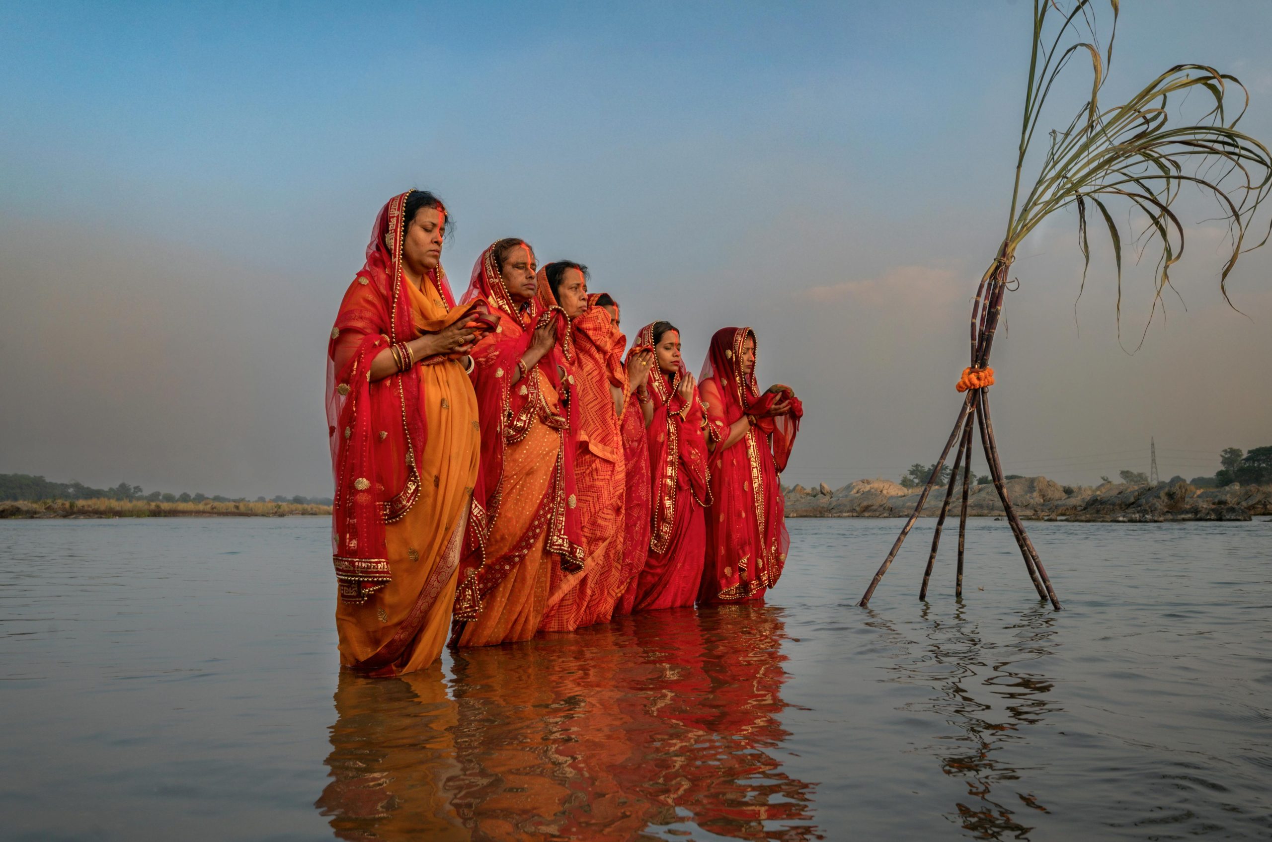 Foto di Kumar Kranti Prasad: https://www.pexels.com/it-it/foto/donne-fiume-viaggio-religione-16728310/